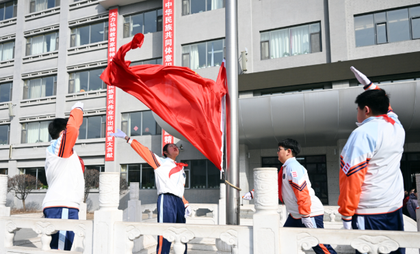 通过科技进讲堂激起学生对科技的兴趣引